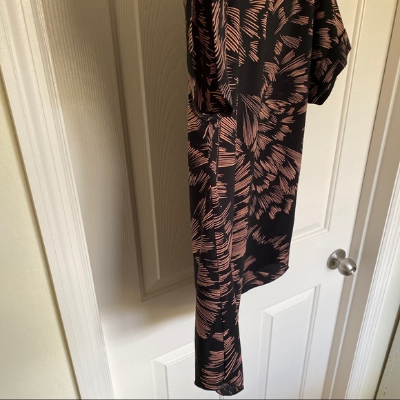 SMALL CAbi Tate Top. Black and peach. - Picture 4 of 7